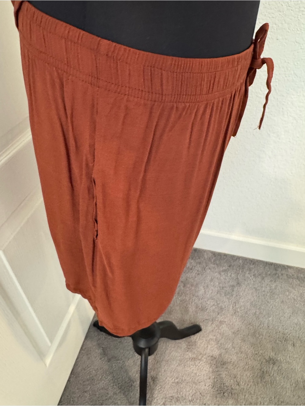 Rust V-Neck Top and Drawstring Shorts Set - Picture 3 of 6